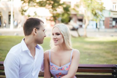 Şehirde yürüyen sevgi dolu bir çift. Lviv