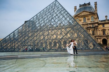 Mutlu gelin ve damat Paris 'te düğünlerinin tadını çıkarıyorlar.