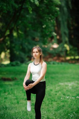 Sporcu dışarıda ısınıyor. Spor konsepti. kadınlar