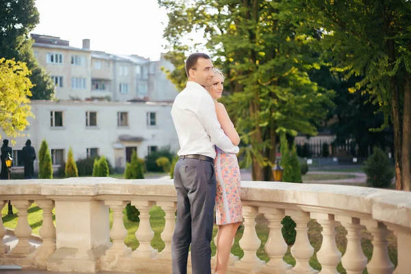 Krásný pár stojící na elegantním balkóně — Stock fotografie