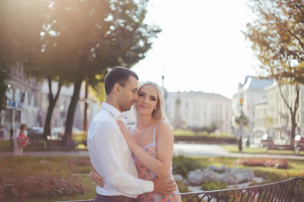 Lachend verliefd stel buiten, lviv. zomer — Stockfoto