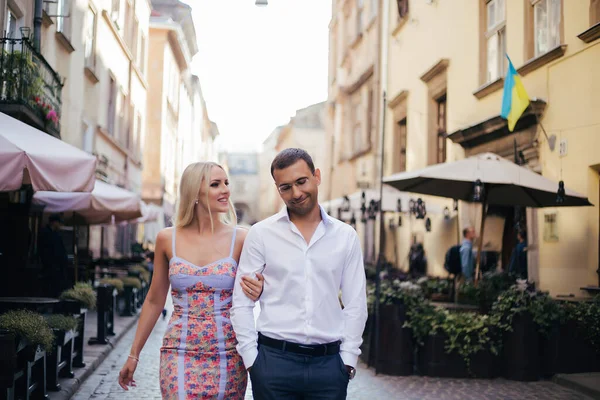 Lächelndes verliebtes Paar im Freien, lviv. Sommer — Stockfoto