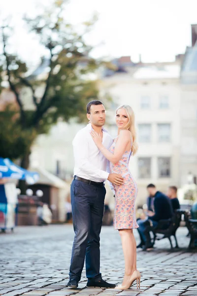 Žena se svým manželem procházky po městě, úhledně oblečený — Stock fotografie