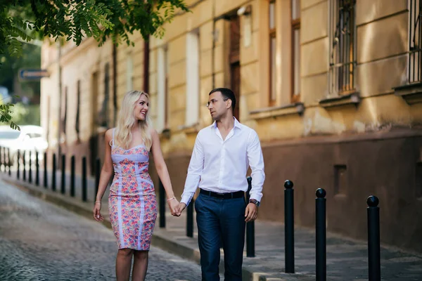 Una pareja encantadora caminando por la ciudad. Lviv. — Foto de Stock