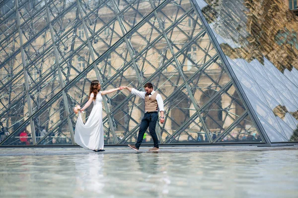 Gelukkige bruid en bruidegom genieten van hun bruiloft in Parijs — Stockfoto