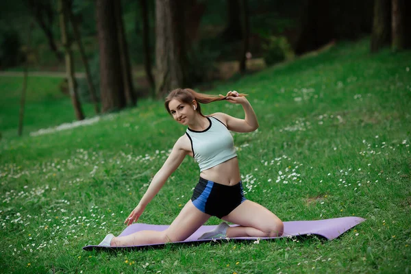 Een jonge vrouw is bezig met sport, een gezonde levensstijl, — Stockfoto