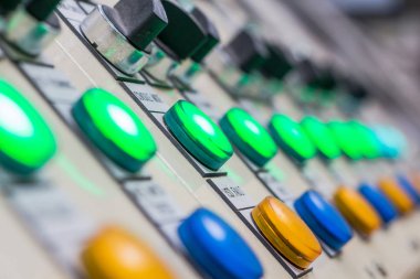 Elektrikli ekipman dev ile kontrol panelinde teknik ekran