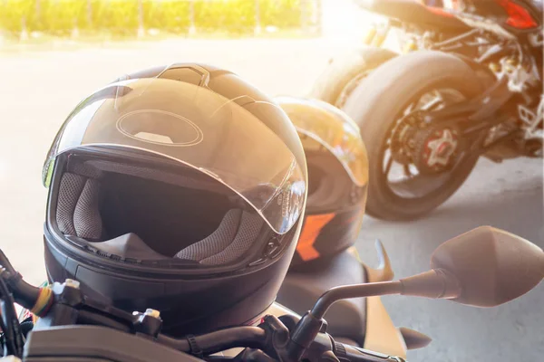 Mies moottoripyörässä kypärä ja käsineet on tärkeä protesti — kuvapankkivalokuva