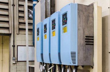 Endüstriyel elektrik invertörler bir fabrikada kullanılan, kontrol, con