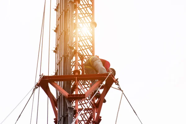 Ingegnere o tecnico che lavora su torre alta, lavoro di rischio di alto — Foto Stock