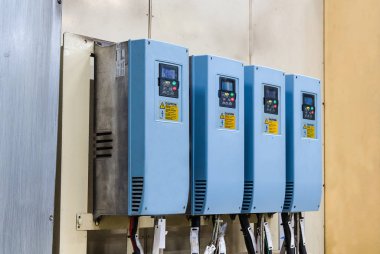 Endüstriyel elektrik invertörler bir fabrikada kullanılan, kontrol, con