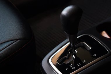 Sürücü, serviste sürüş yapmadan önce direksiyon ve vites sistemini kontrol eder