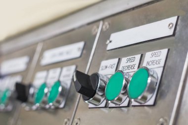 Elektrikli ekipman dev ile kontrol panelinde teknik ekran