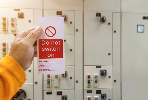 Red Key Lock en tag in de hand voor proces afgesneden elektrisch, de — Stockfoto