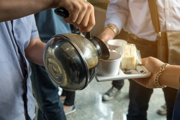 Empleados se sirven pausa para el café entre la reunión y la merienda en d — Foto de Stock