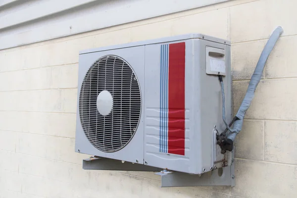 Siding fabrika duvar backgro ile duvar kaide üzerinde hava kompresör