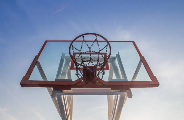 Foto de aro de baloncesto de vidrio y fondo de cielo azul, baloncesto —  Fotos de Stock