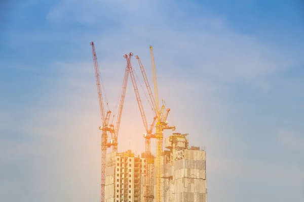 La torre crain para la construcción de edificios en el fondo del cielo azul —  Fotos de Stock