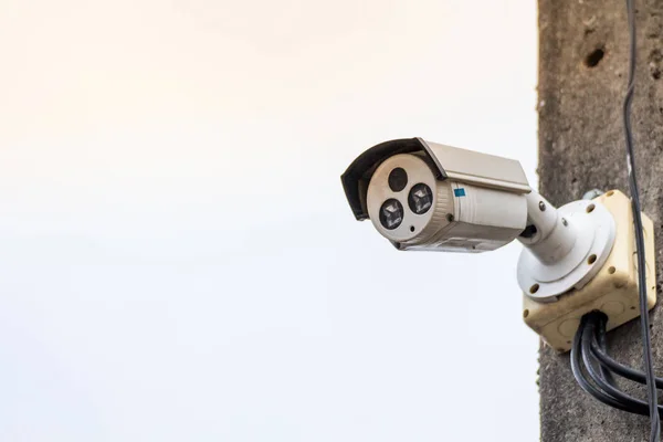 A cctv camera on electric pole watches down below important even — Stock Photo, Image