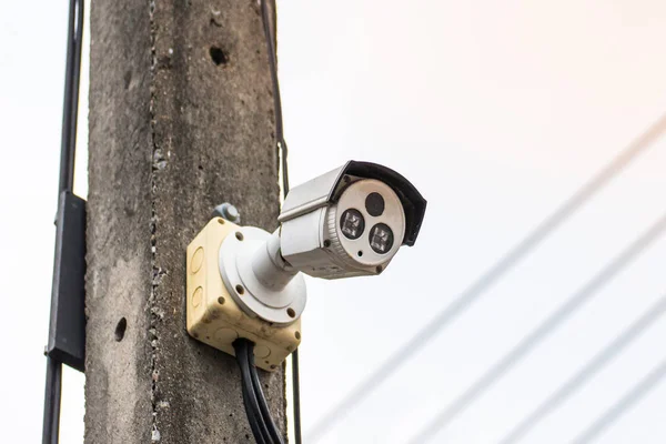 A cctv camera on electric pole watches down below important even — Stock Photo, Image