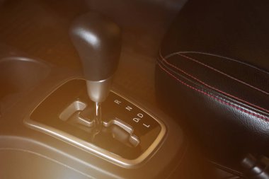 Sürücü, serviste sürüş yapmadan önce direksiyon ve vites sistemini kontrol eder