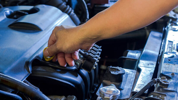 Водитель, проверяющий автомобиль перед использованием, или машинное обслуживание
