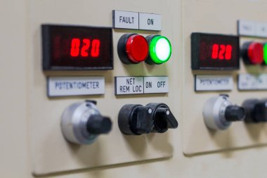 Elektrikli ekipman dev ile kontrol panelinde teknik ekran