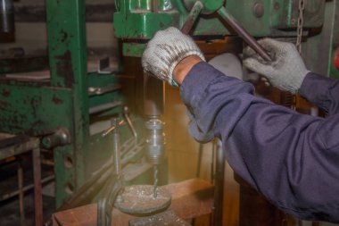 Bir adam yetenekli fabrika kaynakçı, kesme, taşlama, matkap