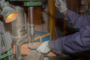 Bir adam yetenekli fabrika kaynakçı, kesme, taşlama, matkap