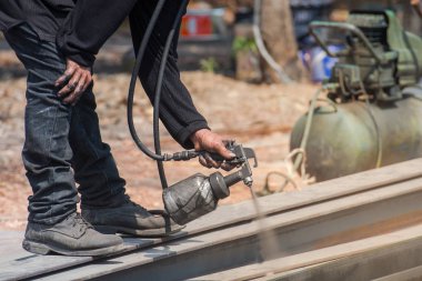 Çelik üzerine püskürtme bir adam yetenekli çalışma fabrikası, boyalı