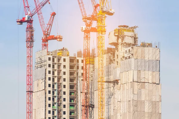 O crain torre para a construção de construção em fundo céu azul — Fotografia de Stock