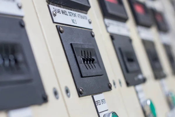 Teknisk display på Kontrollpanelen med elektrisk utrustning dev — Stockfoto