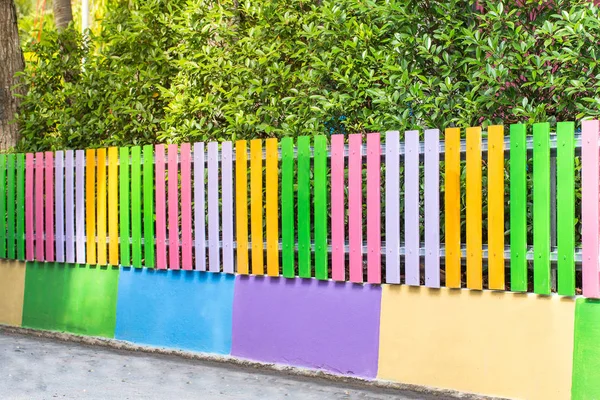 Beleza colorida de cerca de madeira decoração jardim design — Fotografia de Stock