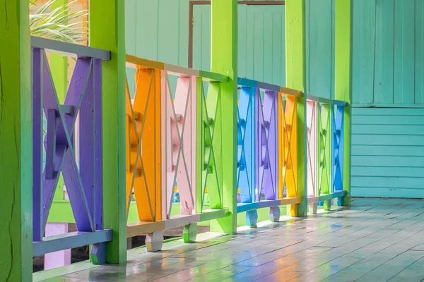 Beleza colorida de cerca de madeira decoração edifício da velha escola — Fotografia de Stock