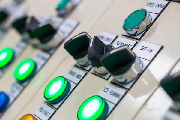 Düğmesine basın ve elektrik ışığı dev ile kontrol panelinde ekran — Stok fotoğraf
