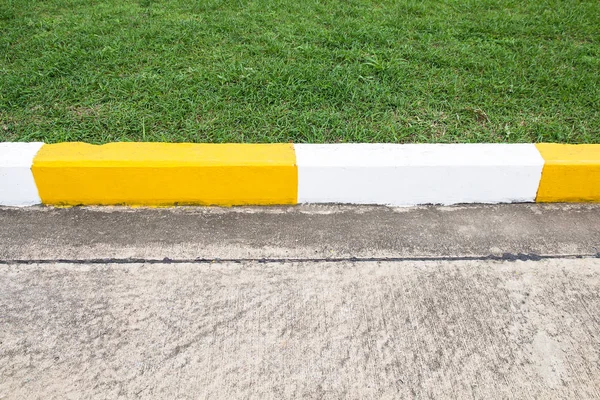 Passo a passo e sinal de trânsito na estrada na propriedade industrial — Fotografia de Stock