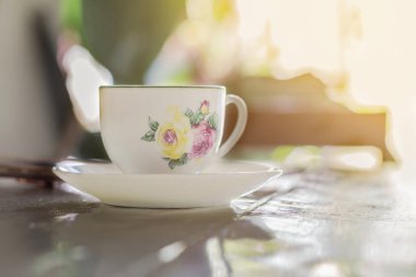 evde kahve zaman dinlenmek için masada sıcak kahve backgr bulanıklık