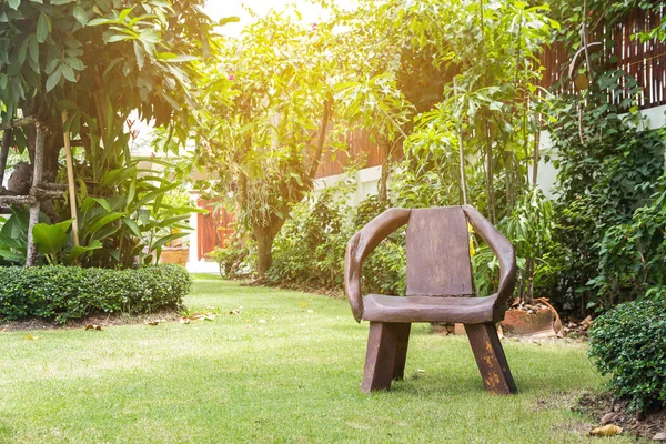 小さな庭の美しいコーナー、装飾ガーデニングとラ — ストック写真