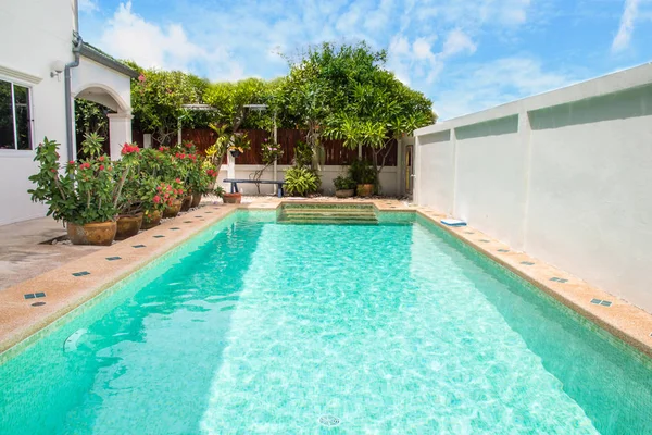 Cortile moderno di una piscina con casa — Foto Stock