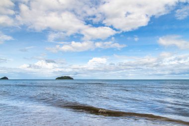 Dalgalı mavi deniz ve bulutlu berrak mavi gökyüzü (okyanus, dalga, deniz)