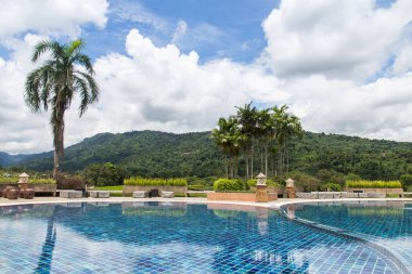 Gökyüzü ile glof kulüp bahçe ve havuz güzel bir köşe