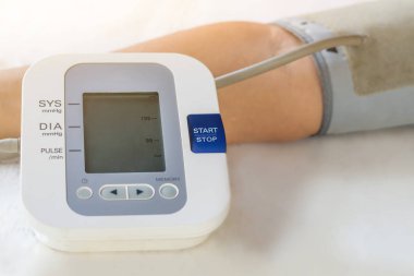 İnsanlar kontrol kan basıncı monitör ve kalp hızı monitör w