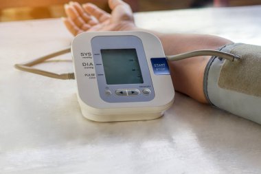 İnsanlar kontrol kan basıncı monitör ve kalp hızı monitör w