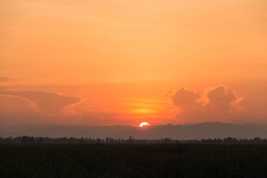 Akşam sisli dağlar üzerinde gün batımı manzara,Nation p