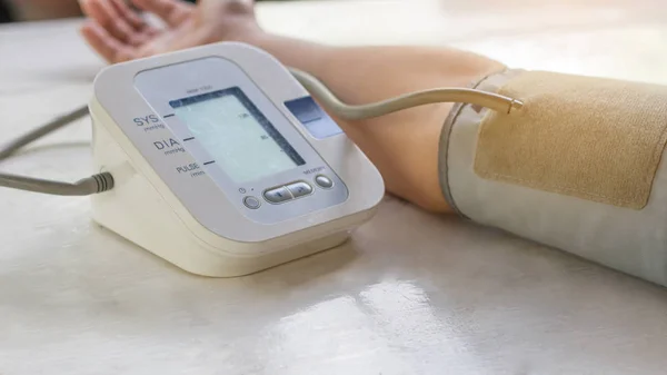 İnsanlar kontrol kan basıncı monitör ve kalp hızı monitör w — Stok fotoğraf