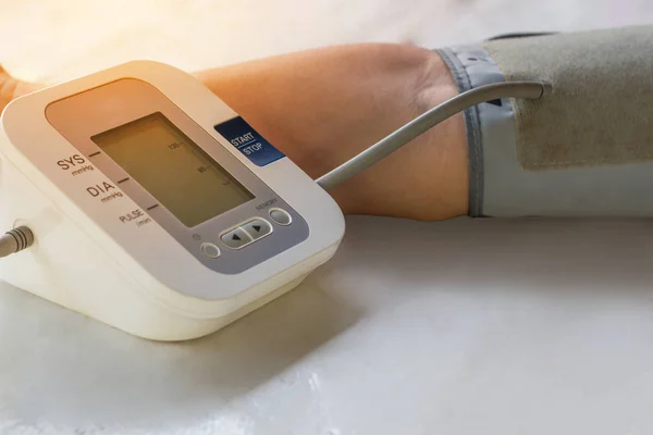 Le persone stanno controllando il monitor della pressione sanguigna e il monitor della frequenza cardiaca w — Foto Stock