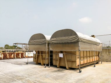 Cam, kağıt, plastik gibi atıkları ayırmak için Büyük Geri Dönüşüm kutuları