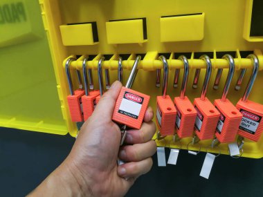 İşlem için kırmızı anahtar kilidi ve etiketi elektrik kesiği, geçiş t