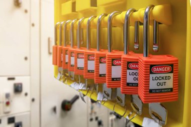 İşlem için kırmızı anahtar kilidi ve etiketi elektrik kesiği, geçiş t