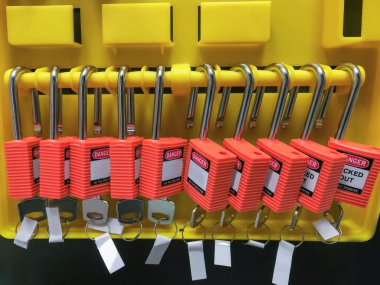 İşlem için kırmızı anahtar kilidi ve etiketi elektrik kesiği, geçiş t